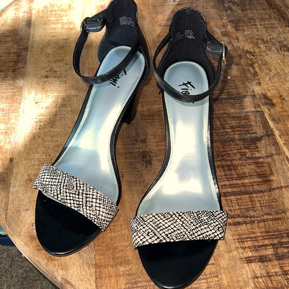 COPY - Fioni size 9 ankle strap sandals.  Chunky 3 inch heel. In excellent cond… - Picture 2 of 5